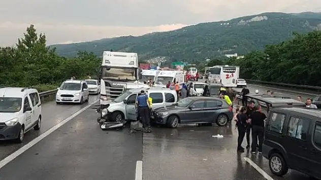 Anadolu Otoyolu'nda zincirleme trafik kazası: 2'si çocuk 8 yaralı