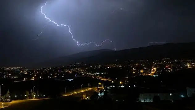 Yıldırım düşme anları cep telefonları ile görüntülendi