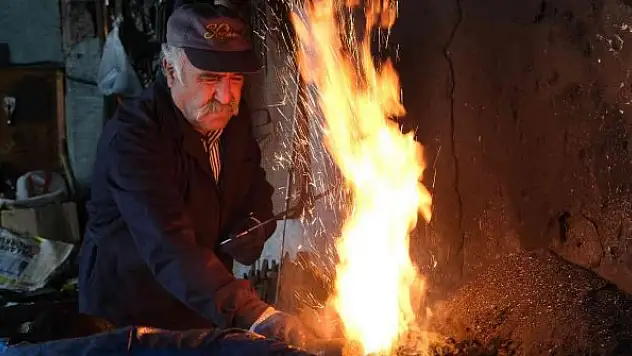 Yarım asırdır demir dövüyor