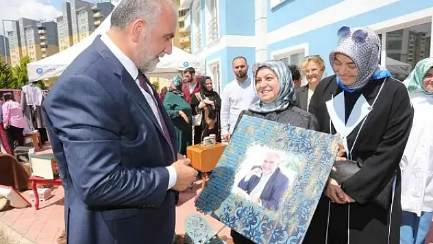 Kursiyerler hazırladığı el emeği ürünleri sergiliyor