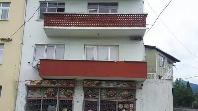 Kuvvetli rüzgar balkon duvarını yıktı