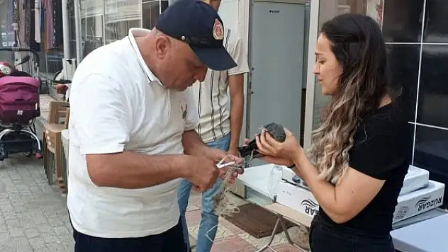 Sıkışan yavru kargayı itfaiye kurtardı