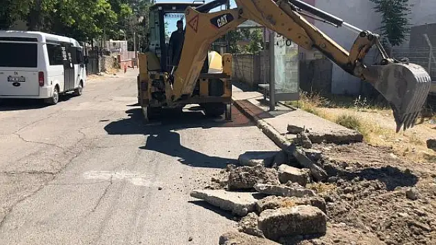 Belediyeden kaldırım düzenleme ve döşeme çalışması