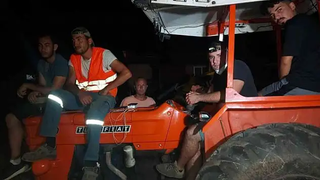 Traktör üstünde yangın nöbeti tutuyorlar