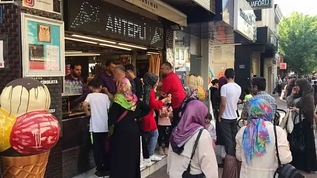 Güneş ve sıcak hava dondurmacılara yaradı
