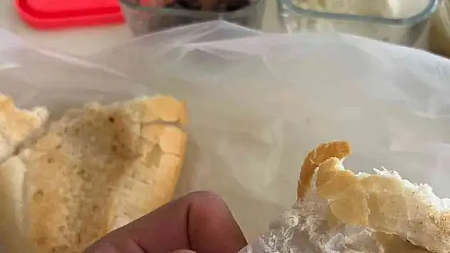 Aldığı ekmek içerisinden poşet çıktı