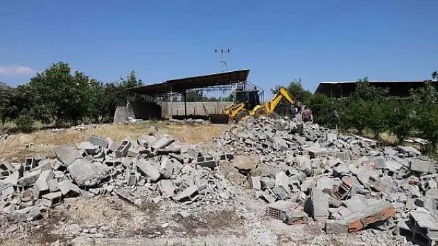 Kullanıma kapalı yapılar kaldırarak yollar trafiğe açılıyor