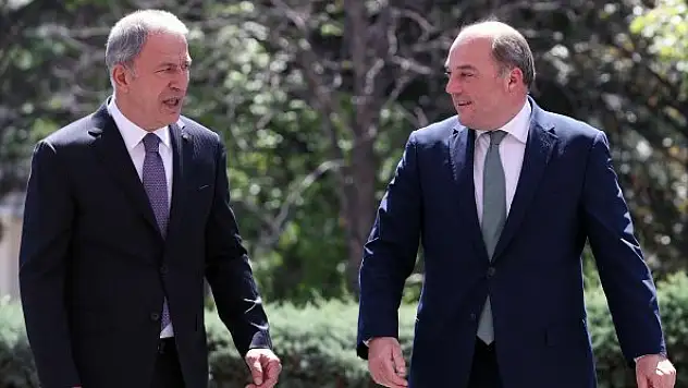 Bakan Akar, İngiliz mevkidaşı Wallace ile bir araya geldi