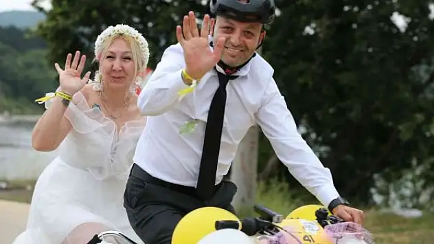 Bisiklet festivalinde gelinlik ve damatlıkla ön safta pedal çevirdiler