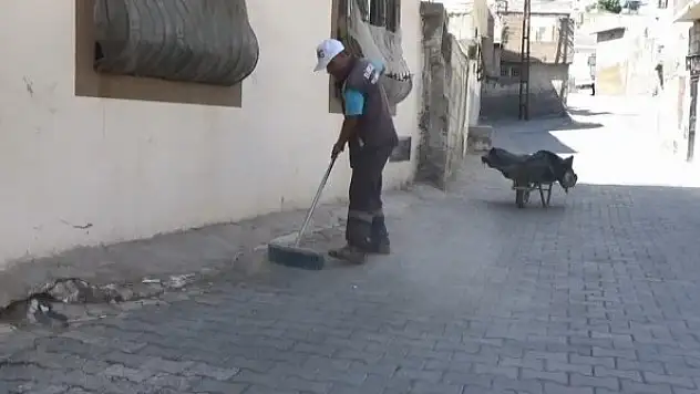 Temizlik işçisi yerde 3 bin euro buldu