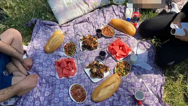 Ekmeği böldüklerinde hayatlarının şokunu yaşadılar