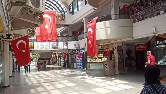 Esnaf şehidini bayraklarla andı
