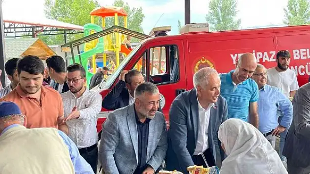 Hıdrellez programında vatandaşlara kendi elleri ile pilav dağıttılar