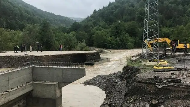 Sel sebebiyle kapanan yoldaki ulaşım, açılan servis yolundan sağlanacak