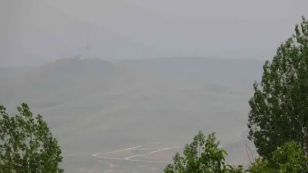 Van çamur yağdıran toz bulutlarıyla kaplandı