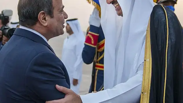 Mısır Cumhurbaşkanı Sissi, 7 yıl sonra Katar Emiri Al Thani ile görüştü
