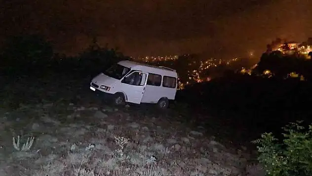 Uçurumun kenarında mahsur kalan gençleri ekipler kurtardı