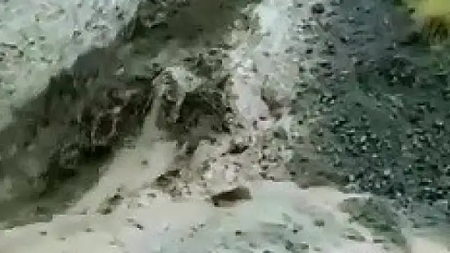 Dere taştı, köy yolu çöktü