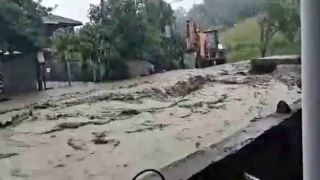 Taşan dereler evler için tehlike oluşturuyor