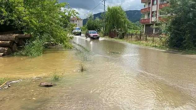 Sağanak sonrası dereler taştı, yollar göle döndü