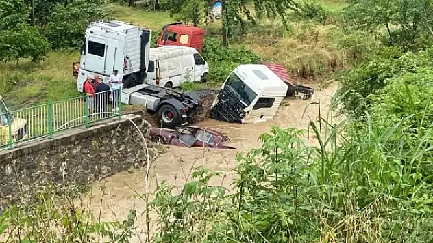 Yoğun yağış nedeniyle araçlar suya gömüldü