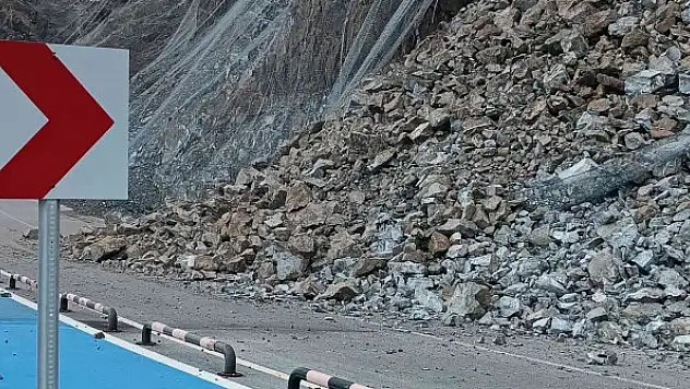 Heyelan yolu kapattı