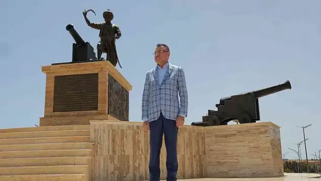 Cumhurbaşkanı Yardımcısı Oktay, Cezayir'de Bey Sarayı'nı ziyaret etti