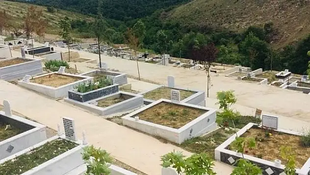 Mezarlıklarda bayram temizliği