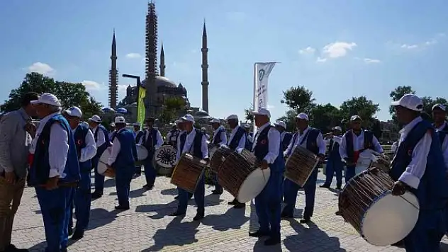 Davullu-zurnalı davete turistlerden yoğun ilgi