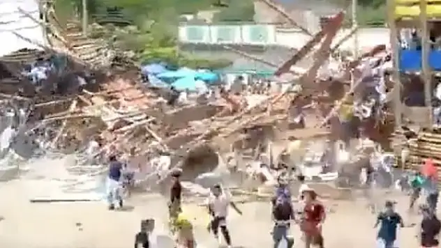 Boğa güreşi festivalinde tribün çöktü