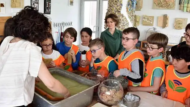 Atık kağıtlar sanata dönüşüyor