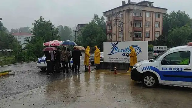 Zonguldak'ta iki mahalleyi bağlayan köprü ulaşıma kapandı