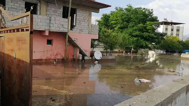 Sel baskınında araçlar sular altında kaldı