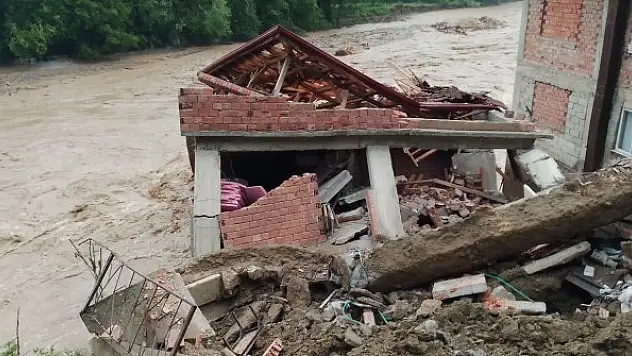 Selde 1 bina yıkıldı, 1 bina yan yattı