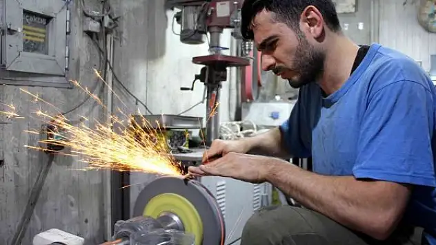 Bıçak ustaları siparişleri yetiştirebilmek için gece gündüz çalışıyor