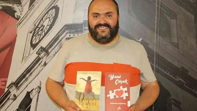 Otobüste iki kitap yazdı