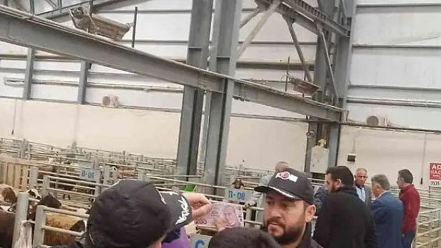 Polis kurban pazarında sahte para konusunda uyardı