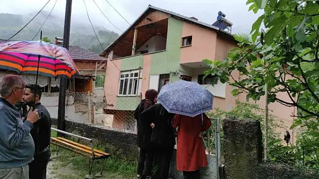 Nehrin taşmasıyla yıkılan evlerini yaşlı gözlerle işte böyle izlediler