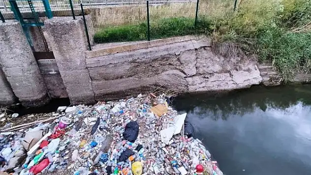 Sulama kanalı çöplüğe döndü