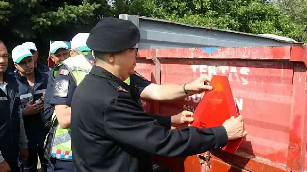 Protokol, çiftçilerin traktörlerine reflektör taktı