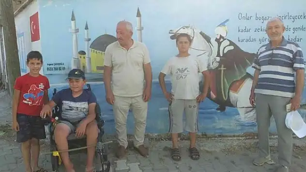 Evin duvarındaki anlamlı resim ve yazı ilgi odağı oldu