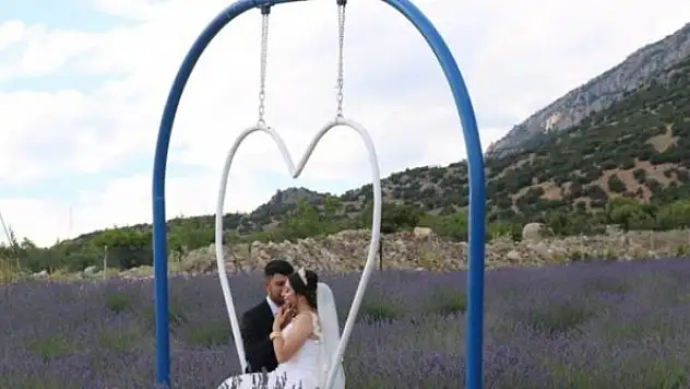 Çivril'deki lavanta bahçesi düğün fotoğrafları için doğal stüdyo oldu