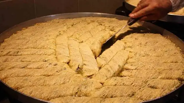 Tatlıcılar siparişleri yetiştirmek için üç vardiyaya geçti