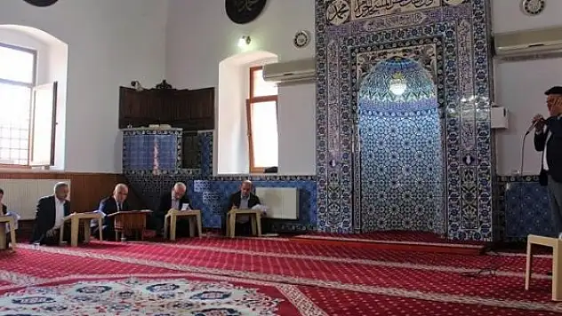 Din görevlileri ezan ve hutbede yarıştı