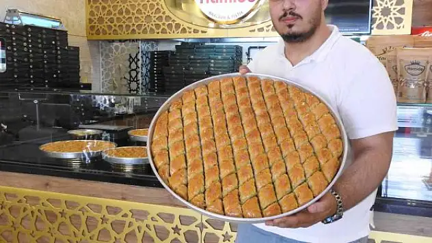 Baklava yapımına yemin ederek başlıyorlar