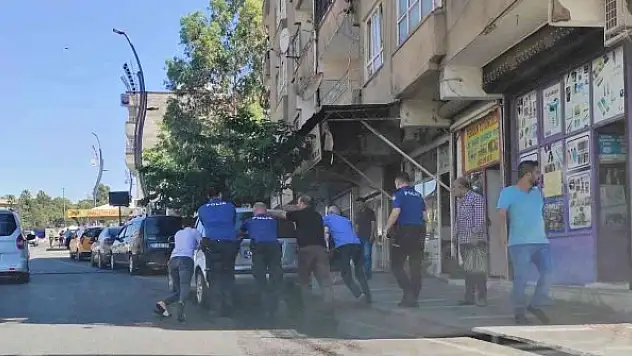 Polisler yolda kalan sürücüye yardım etti