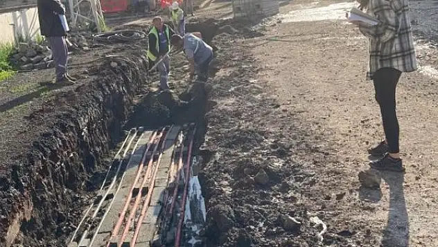 Elektrik şebekesi yer altına alınıyor