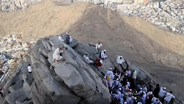 Hacı adayları Hazreti Muhammed'e ilk vahyin geldiği Hira Mağarası'nı ziyaret ediyor