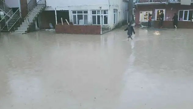 Sağanak sonrası evlerin giriş katlarını su bastı