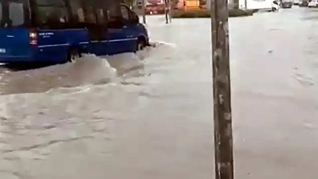 Ankara'da şiddetli yağış araçları su bastı